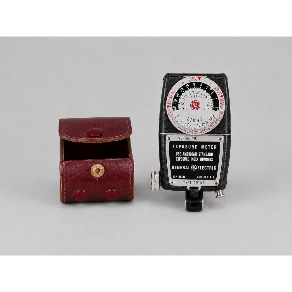 Vintage General Electric GE DW-68 Exposure Light‎ Meter with Leather Case USA